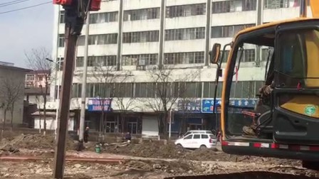 挖掘機快速打鋼板樁、打樁機、振動打樁機